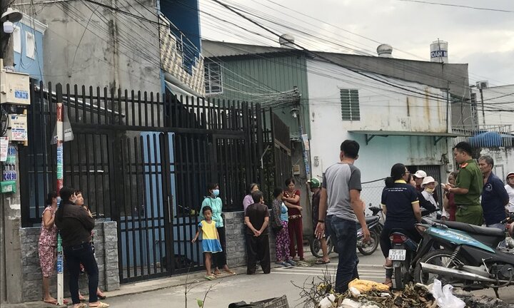 Con gái đau đớn thấy mẹ chết trong vũng máu, cha nằm thoi thóp trong nhà ở TP.HCM