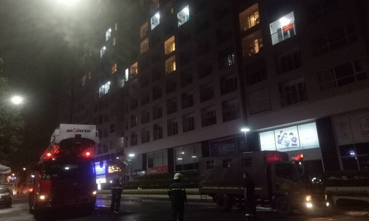 Waseco Building TP.HCM cháy dữ dội, nhiều người tháo chạy trong đêm