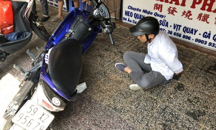 Cảnh sát TP.HCM nổ súng bắn kẻ dùng bình xịt hơi cay cướp giật trên phố