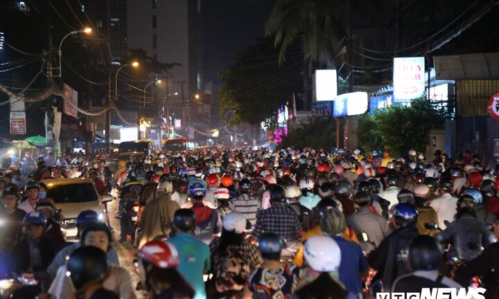 Biển người chôn chân trên đường ở TP.HCM sau cơn mưa lớn