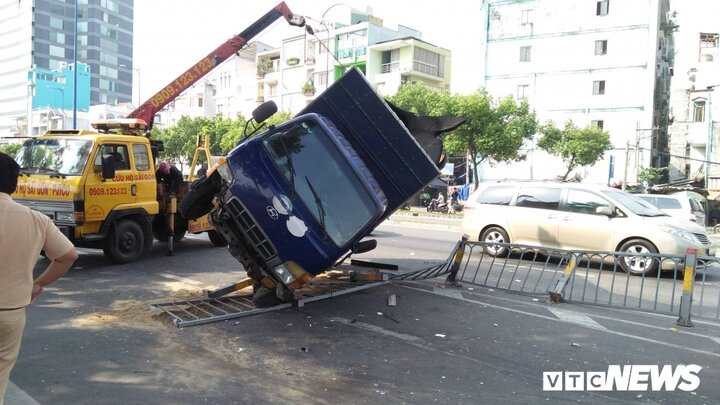 Xe tải lao vào dải phân cách, lật ngang đường, giao thông ùn tắc nhiều giờ ở TP.HCM