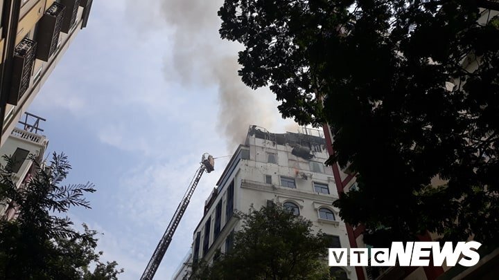 Cháy khách sạn ở trung tâm TP.HCM, hàng chục khách nước ngoài tháo chạy