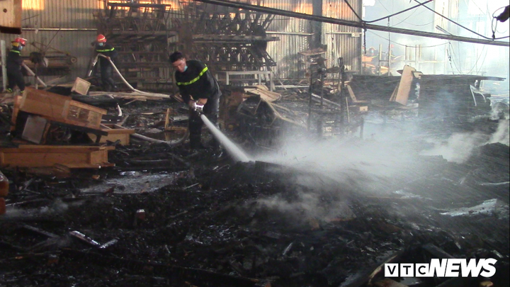 Xưởng gỗ rộng 300m2 bốc cháy ngùn ngụt ở Bình Dương