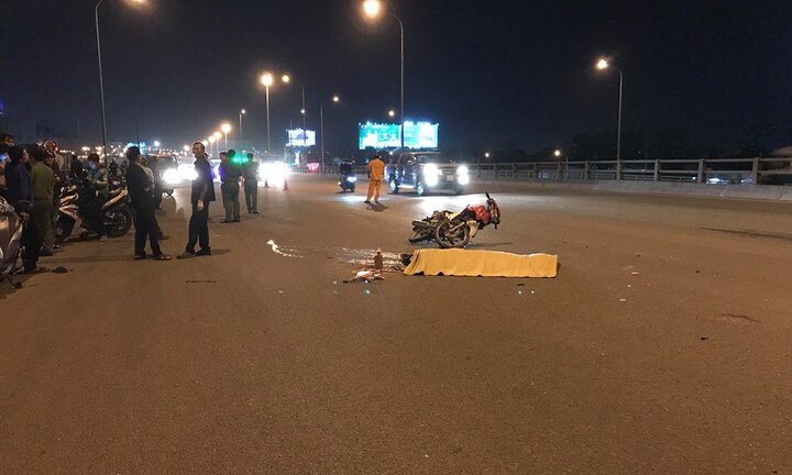 Va chạm với container trên cầu Đồng Nai, 2 thanh niên chết thảm