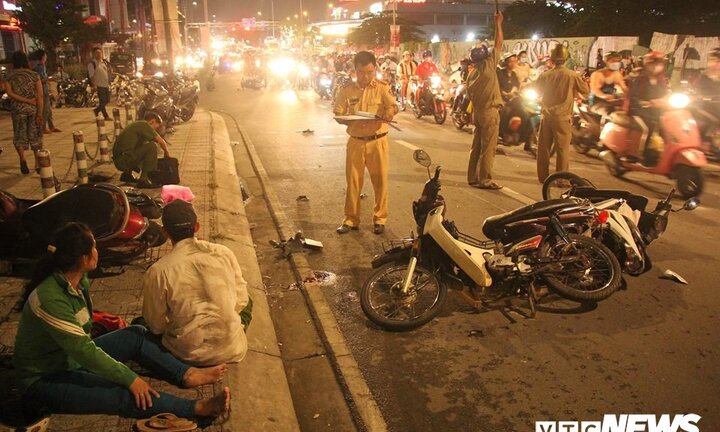 Ô tô ‘điên’ tông văng 4 xe máy, 5 người thương vong ở TP.HCM