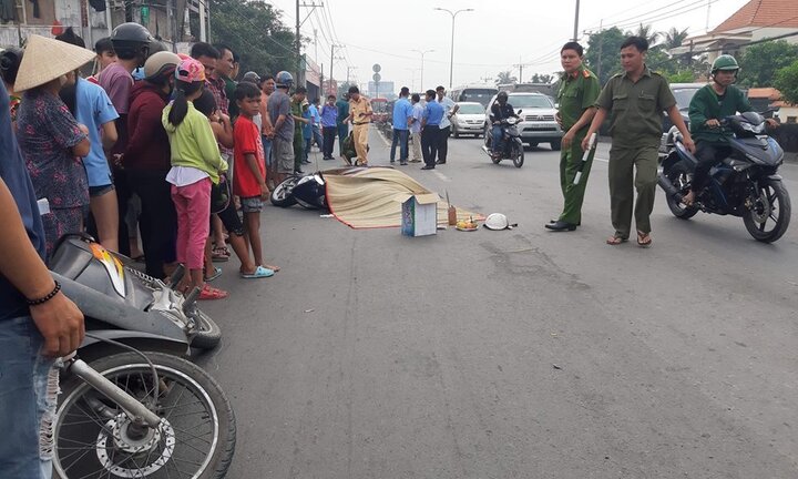 Sau va chạm với xe máy, một phụ nữ bị xe buýt cán chết ở TP.HCM