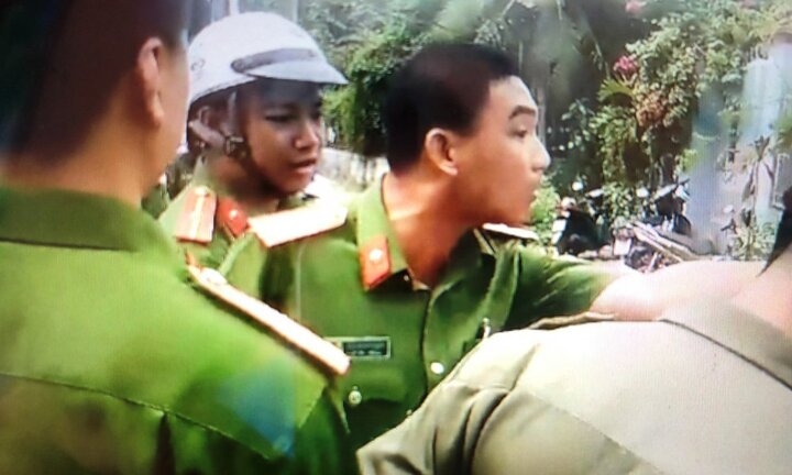 Bị kích động, thiếu tá công an thách thức dân 'chọn thời gian địa điểm'