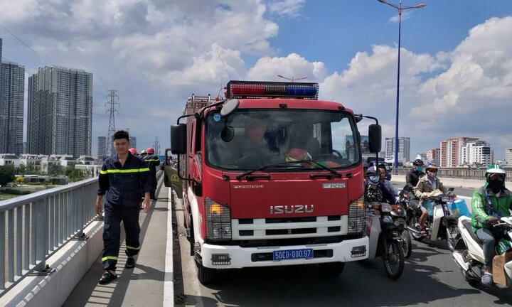 Để lại xe máy trên cầu Sài Gòn, người đàn ông nhảy xuống sông tự tử