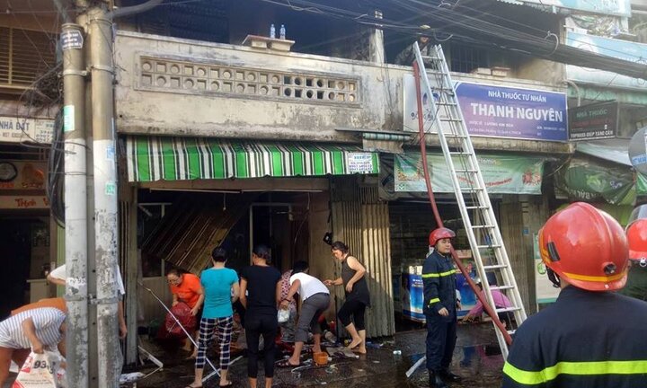 Người đàn ông lao vào biển lửa cứu tài sản ở TP.HCM