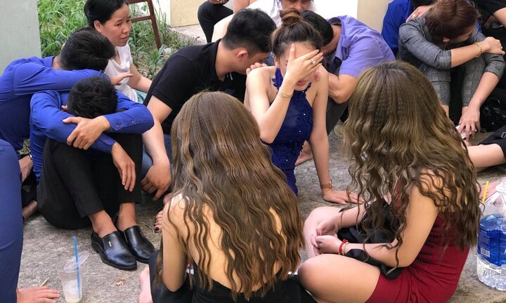 Đột kích quán bar ở TP.HCM, hàng chục nam nữ phê ma túy tháo chạy