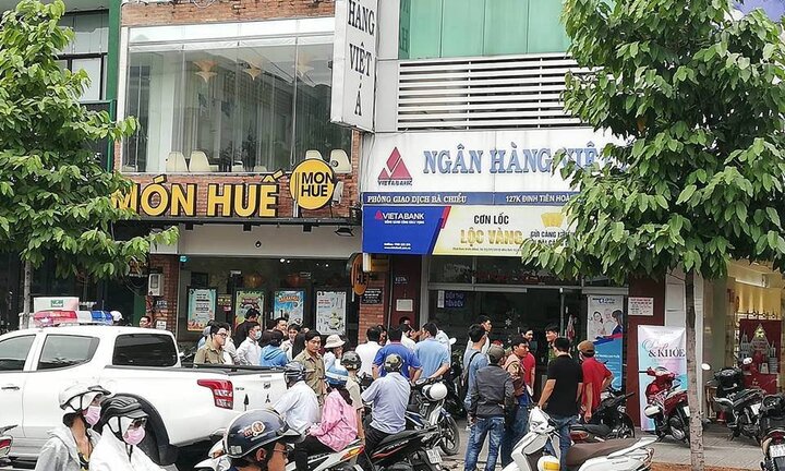 Hai thanh niên dùng vật giống súng và bình xịt hơi cay cướp ngân hàng ở TP.HCM