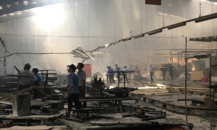 Cháy công ty gỗ ở Bình Dương, hàng trăm công nhân tháo chạy