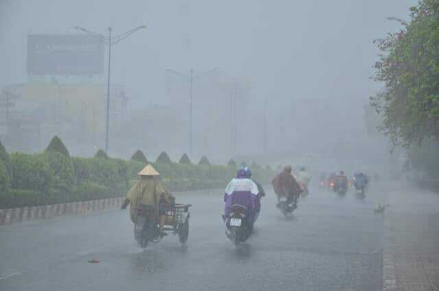 Vì sao TP.HCM mưa dông lớn kèm sấm sét vào trái mùa?