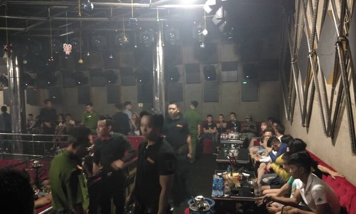 Bắt quả tang 80 dân chơi phê ma túy trong quán bar ở TP.HCM