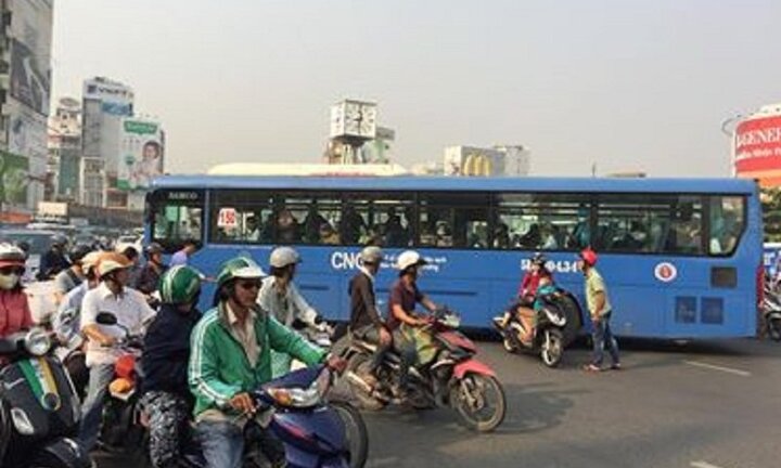 Vi phạm giao thông gây va chạm, tài xế xe buýt cầm gậy sắt đòi hành hung dân ở TP.HCM