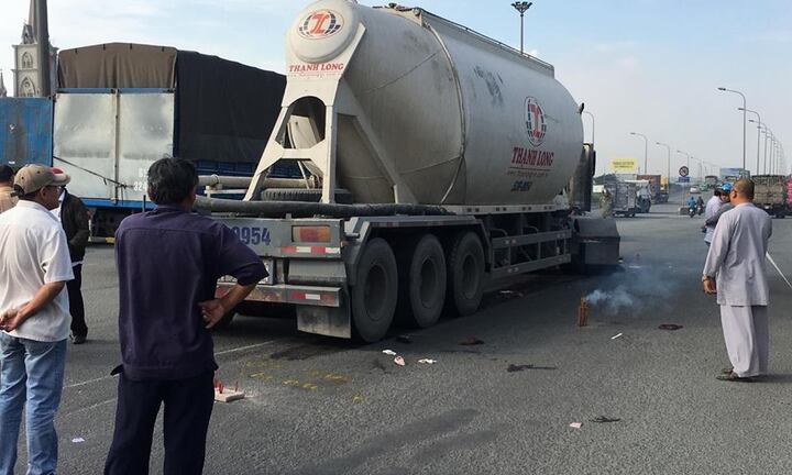 Đi đám giỗ, vợ chồng bị xe bồn cán thương vong ở Bình Dương