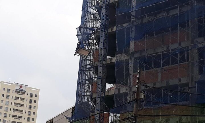 Đứt cáp cần cẩu công trình 12 tầng ở TP.HCM, một người bị thương