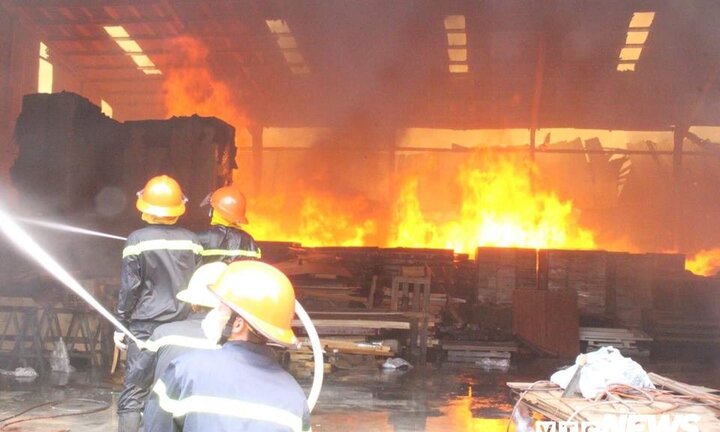 Cháy lớn tại xưởng gỗ rộng hàng nghìn m2 ở Bình Dương