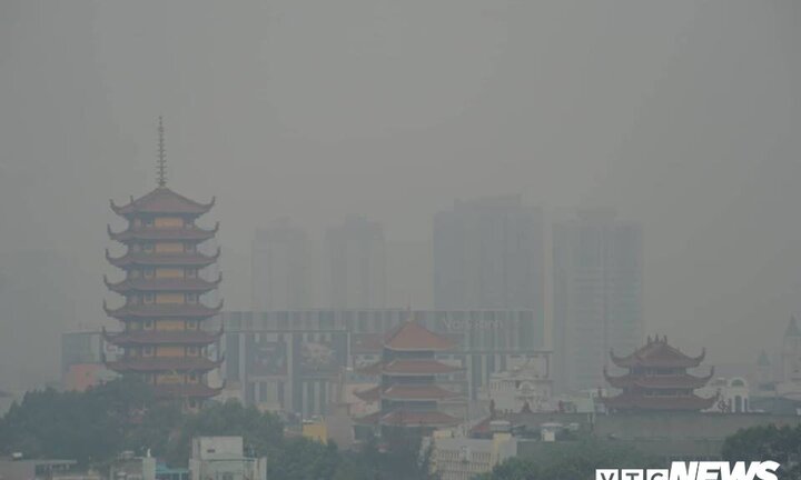 Ảnh: Sương mù bao phủ dày đặc, TP.HCM huyền ảo như Sa Pa