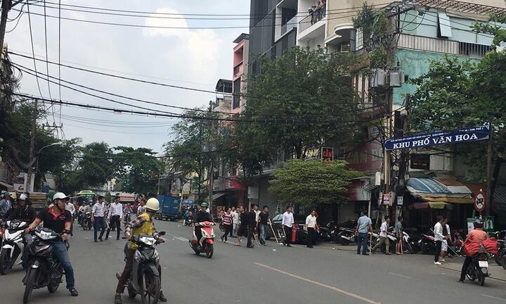 Truy tìm băng nhóm nghi nổ súng bắn gục người đàn ông ở TP.HCM