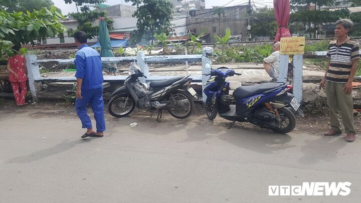 Người phụ nữ bỏ lại xe máy, lao vào tàu hỏa tự tử
