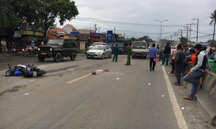 Nam sinh bị xe ben cán chết trên đường đến trường ở Bình Dương