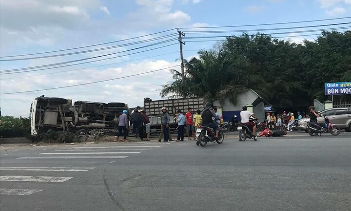 Xe ben lùa 2 xe máy vào gầm, 3 người thương vong ở TP.HCM