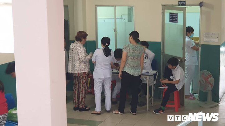 15 học sinh trường tiểu học ở TP.HCM ngộ độc nghi do uống trà sữa