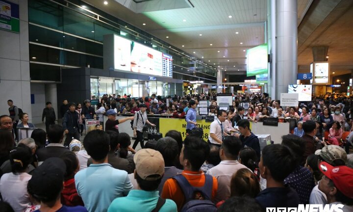 Kéo cả đại gia đình đi đón Việt kiều về quê ăn Tết, sân bay Tân Sơn Nhất kẹt cứng