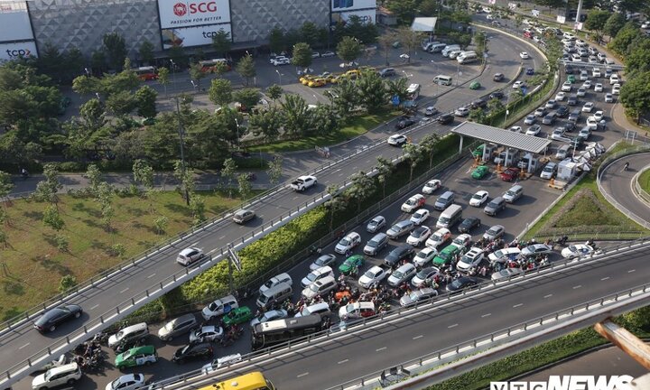 Giao thông tê liệt, hàng nghìn phương tiện chôn chân trước cửa ngõ sân bay Tân Sơn Nhất