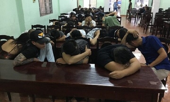 Hàng chục nam thanh nữ tú nghi phê ma túy, nhảy múa trong quán karaoke ở Đồng Nai