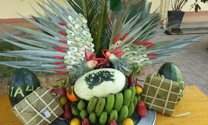 Ảnh: Học sinh Lâm Đồng bài trí mâm ngũ quả chào xuân Kỷ Hợi