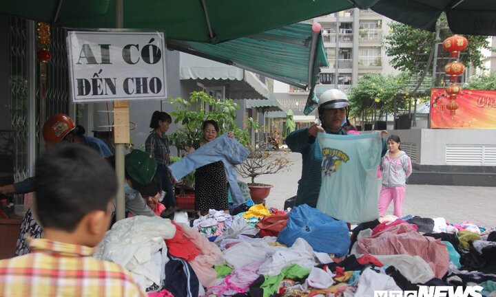 TP.HCM: Ấm áp sạp quần áo 'ai có đến cho, ai cần đến lấy' ngày giáp Tết