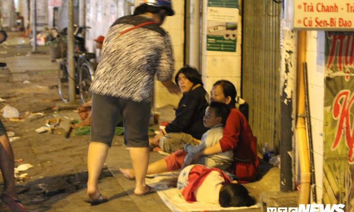 Người vô gia cư co ro trên hè phố Sài Gòn đêm cuối năm