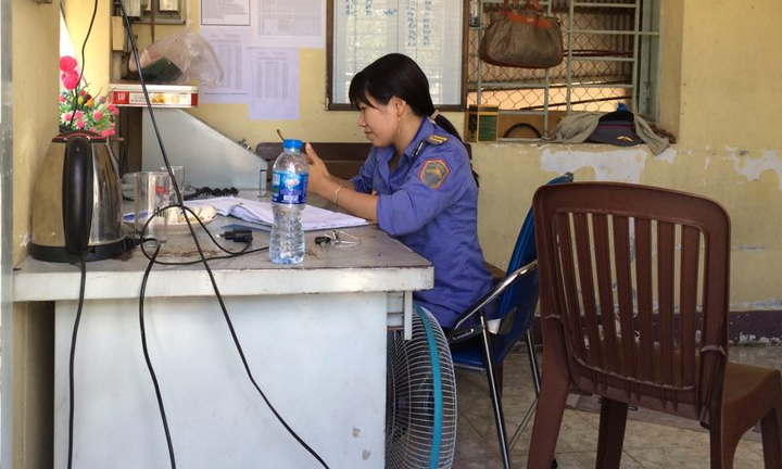 2 nữ nhân viên gác chắn kịp thời cứu cụ bà suýt bị tàu tông ở Đồng Nai