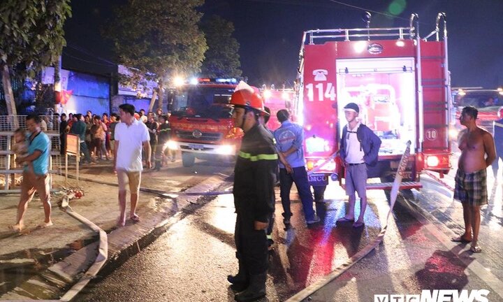 Bình Dương: 4 căn nhà cháy dữ dội, hàng trăm người dân ôm tài sản tháo chạy