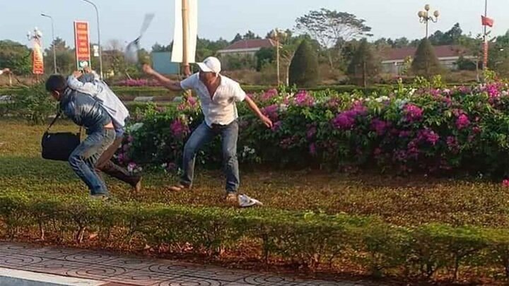 CSGT mặc thường phục bắn tốc độ bị người vi phạm đuổi đánh