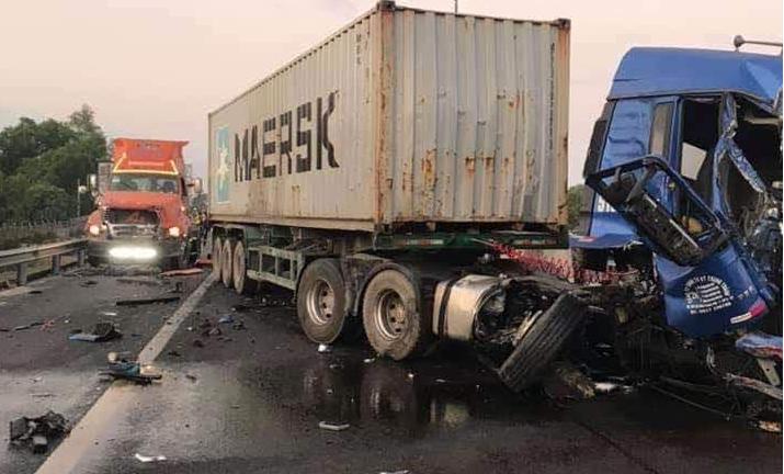 3 container đâm liên hoàn trên cao tốc TP.HCM – Trung Lương, 2 người thương vong