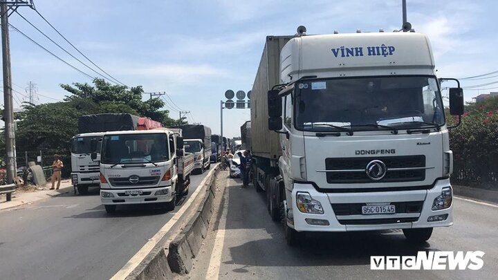 4 xe đâm nhau liên hoàn, giao thông qua quốc lộ 1A tê liệt nhiều giờ