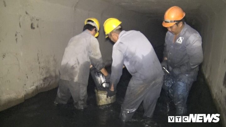 Bạn trẻ dầm mình dưới cống hôi nồng nặc trải nghiệm một ngày làm công nhân thoát nước