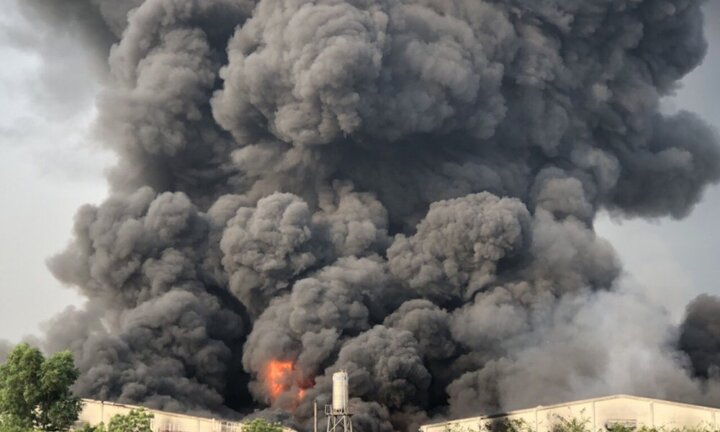 Công ty sản xuất đèn cầy cháy dữ dội, khói đen cuồn cuộn bốc cao hàng chục mét