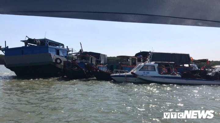 Trục vớt tàu hút bùn bị chìm ở TP.HCM để tìm thuyền trưởng mất tích