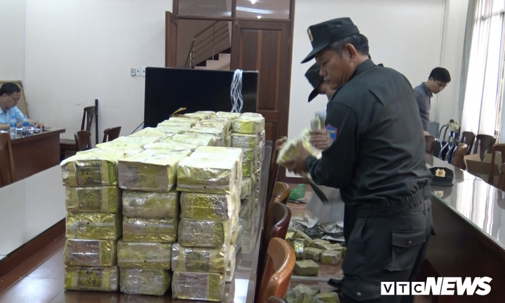 Ảnh: Cảnh sát ập vào kho hàng bắt ông trùm người Trung Quốc cùng hàng trăm kg ma túy