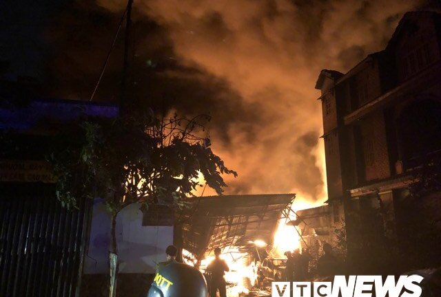 Cháy lớn tại kho chứa dầu ở ven TP.HCM, hàng trăm cảnh sát căng mình dập lửa trong đêm tối