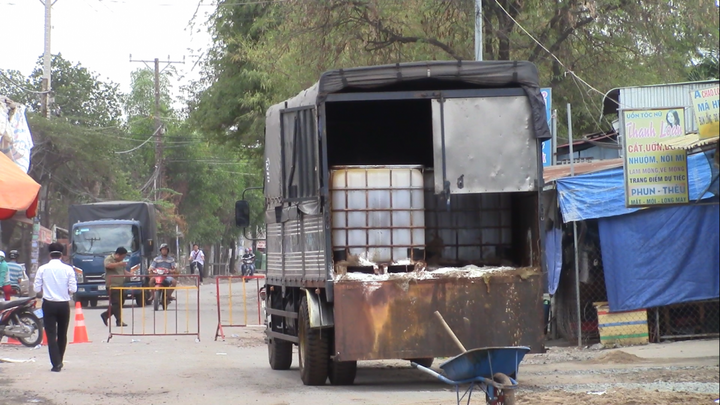 Khí lạ bốc ra từ xe tải chở hóa chất, khu dân cư náo loạn