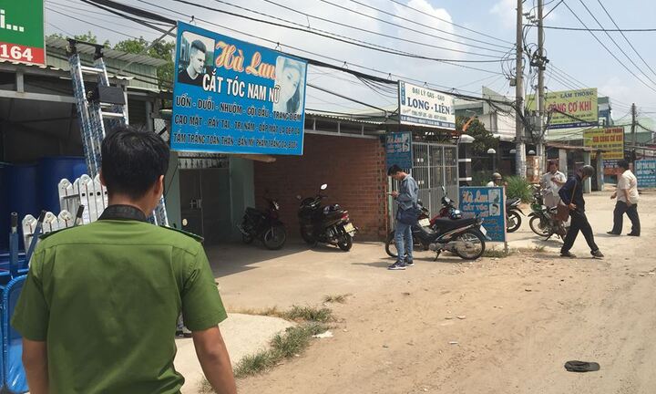 Bị trói và đâm gục, nữ chủ tiệm tóc vẫn thoát ra ngoài tri hô bắt gọn tên cướp