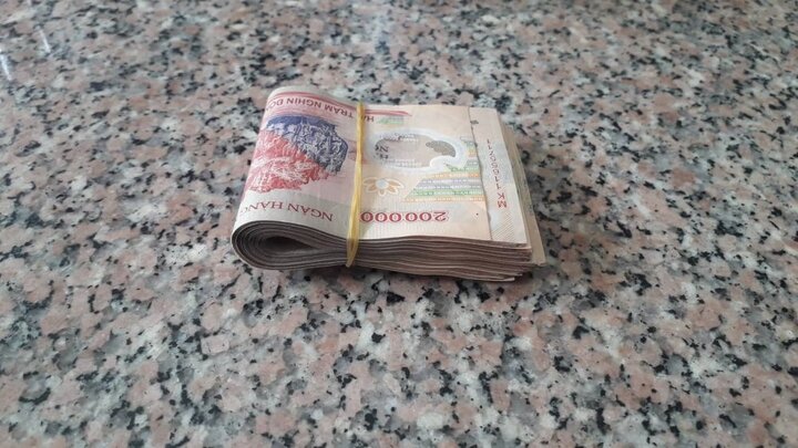 Nhặt được 10 triệu đồng, bé gái 13 tuổi đến trụ sở công an trình báo