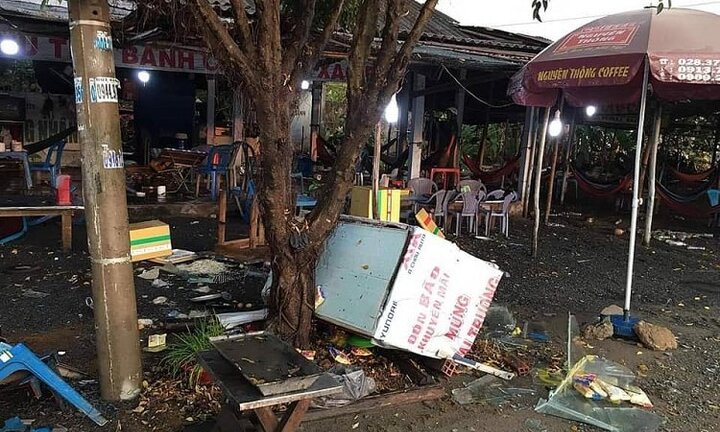 Khởi tố nhóm côn đồ đánh người đi đường đổ máu, đập phá quán ăn ở Long An