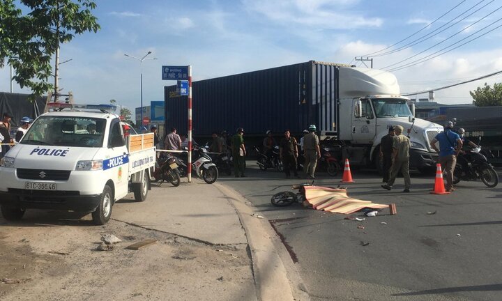 Nam thợ hồ bị xe container cán chết thương tâm trên đường đi làm, giao thông hỗn loạn