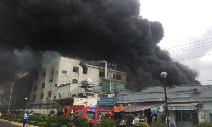 Cháy lớn nhà máy trong khu công nghiệp ở Bình Dương